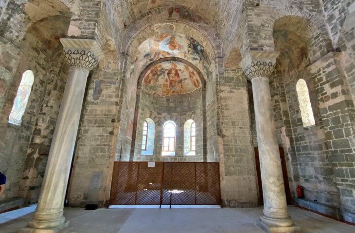 Trabzon Ayasofya’nın iç mekanı; apsis bölümündeki Bizans freskleri, kubbe altı süslemeleri ve mermer sütunların yer aldığı geniş ibadet alanı görülüyor. Tarihi yapı Komnenos döneminin taş işçiliği ve fresk sanatını ayrıntılı biçimde yansıtmaktadır.